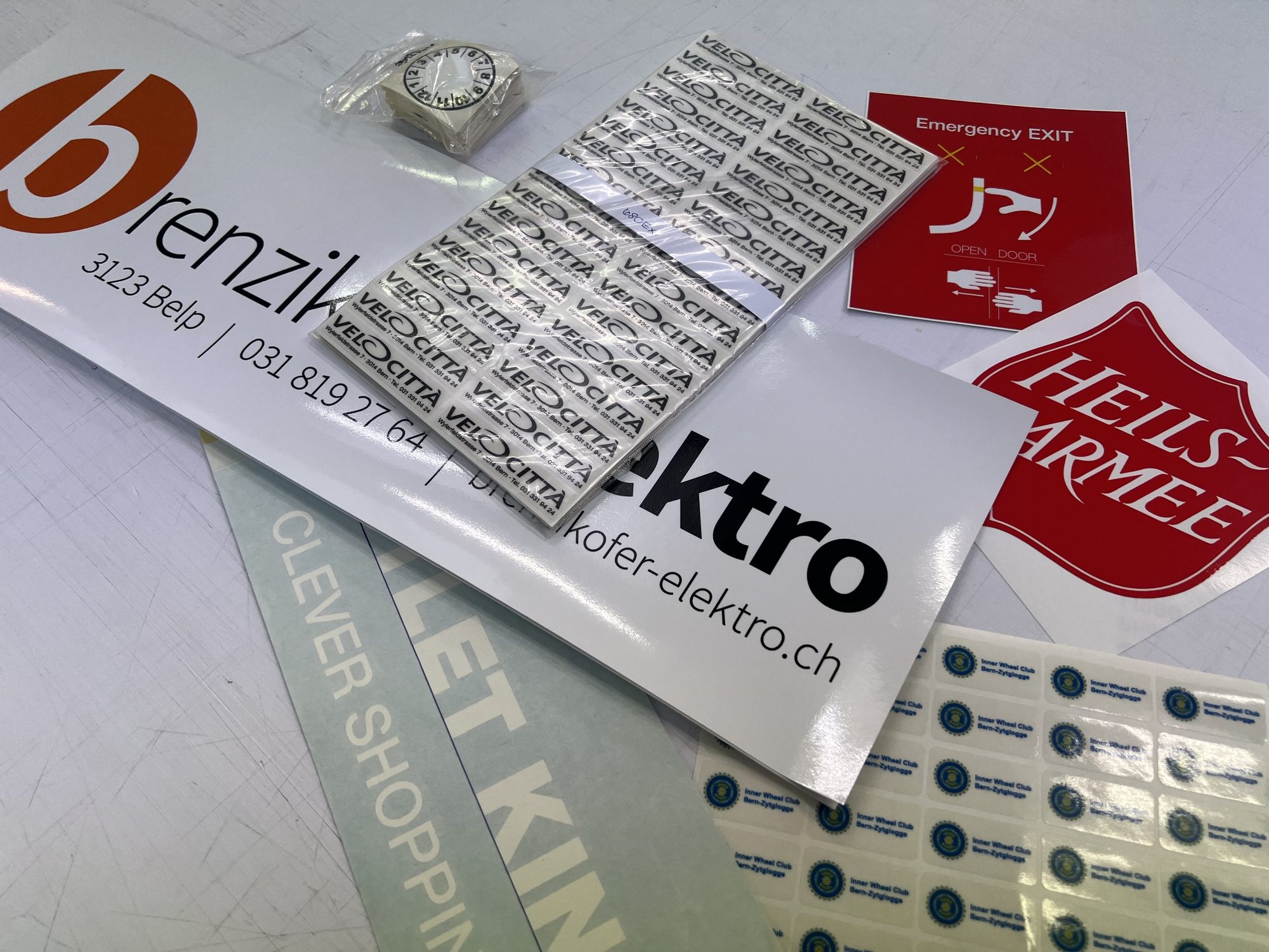 Schriften / Kleber – Referenz 4